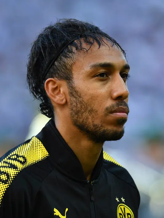 Pierre-Emerick Aubameyang sebelum bertanding melawan Eintracht Frankfurt pada final Piala Jerman di stadion Olimpiade, Berlin 27 Mei 2017. Media Inggris menyebutkan nilai transfer Aubameyang mencapai 55 juta pound sterling. (AFP Photo/Christof Stache)