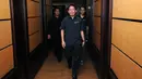 CEO PT Liga Indonesia, Joko Driyono (depan) berjalan memasuki ruang pertemuan dengan Menpora, Imam Nahrawi di Kantor Kemenpora, Jakarta, Senin (27/4/2015). Pertemuan berlangsung tertutup dan berakhir tanpa keputusan. (Liputan6.com/Helmi Fithriansyah)