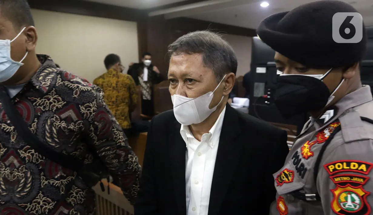 Terdakwa dugaan korupsi pengadaan tiga unit QCC PT Pelindo II 2010, Richard Joost Lino (tengah) usai sidang pembacaan tuntutan, Pengadilan Tipikor Jakarta, Kamis (11/11/2021). RJ Lino dituntut pidana penjara 6 tahun, denda Rp500 juta subsider 6 bulan kurungan. (Liputan6.com/Helmi Fithriansyah)