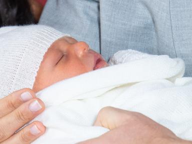 Bayi laki-laki Pangeran Harry dan Meghan Markle yang baru lahir terlihat di St George's Hall di Windsor Castle di Windsor, London (8/5/2019). Pangeran Harry dan Meghan Markle melahirkan anak pertama mereka di Frogmore Cottage pada Senin pagi, 6 Mei 2019.  (AFP Photo/Dominic Lipinski)