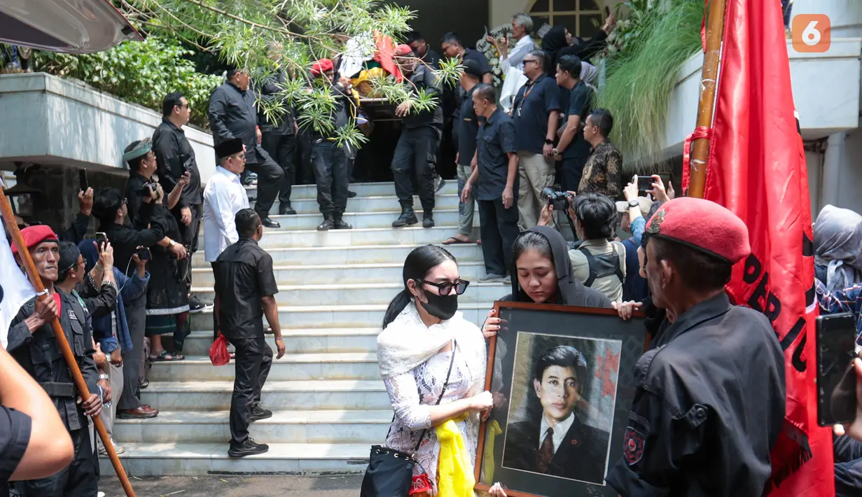 Keranda jenazah Guruh Soekarnoputra akan diberangkatkan ke tempat Pemakaman Umum (TPU) Karet Bivak, Jakarta Pusat, Sabtu (26/9/2026). Peti jenazah Guruh terlihat dibalut bendera Merah Putih sebelum dimakamkan di area pemakaman keluarga. (KLY/Budy Santoso)