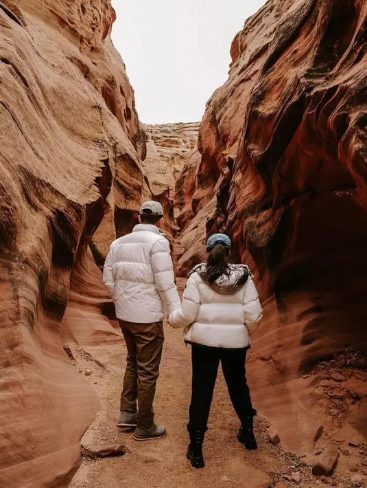 Look-nya kala itu rupanya serasi dengan sang suami yang juga mengenakan jaket puff warna putih senada. (Instagram/nikitawillyofficial94).