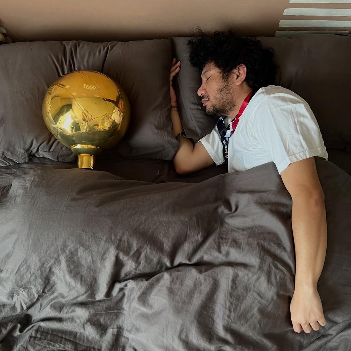 Kocak Banget, Aksi Kunto Aji Bawa Piala Kemenangan 'BAHKAN VOLI 2' ke Kamar Mandi hingga Tidur Bareng Pakai Selimut