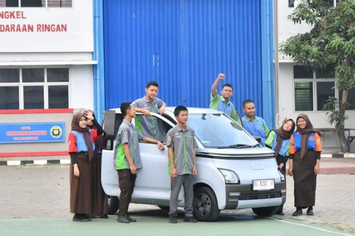 Presiden Jokowi Hadiahkan Mobil Listrik ke SMKN 2 Palembang (Presidenri.go.id)