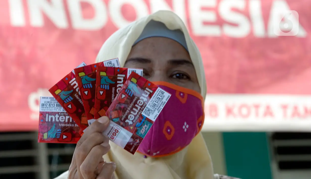Guru memperlihatkan kartu perdana Telkomsel dan Kuota 10 GB gratis yang dibagikan kepada 845 siswa kelas 7, 8 dan 9 SMPN 18, Pondok Benda, Tangsel, Kamis (10/9/2020). Program Kartu Perdana Merdeka itu guna mendukung program pembelajaran jarak jauh saat pandemi covid-19. (merdeka.com/Dwi Narwoko)