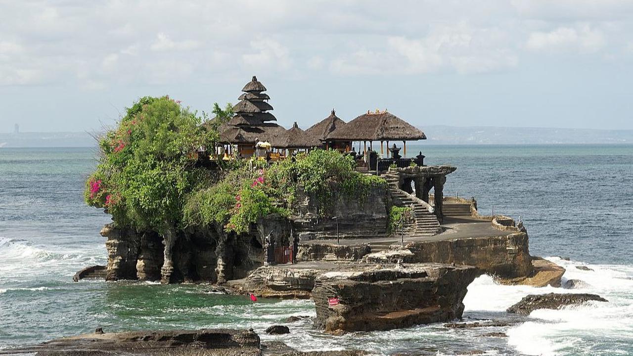 <b>6. Pantai Tanah Lot, Bali</b>