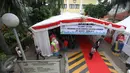 Sepasang ondel-ondel dan karpet merah dipasang di pintu masuk Gedung KPUD DKI Jakarta, Rabu (21/9). Pendaftaran bakal pasangan calon gubernur dan wakil gubernur pada Pilgub DKI 2017 dimulai hari ini. (Liputan6.com/Immanuel Antonius)