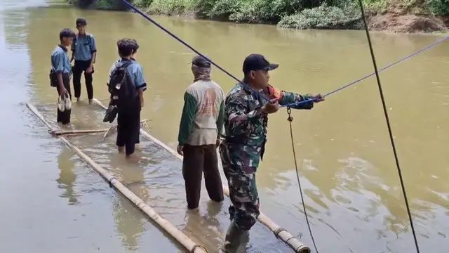 pelajar di lampung gunakan rakit untuk sekolah