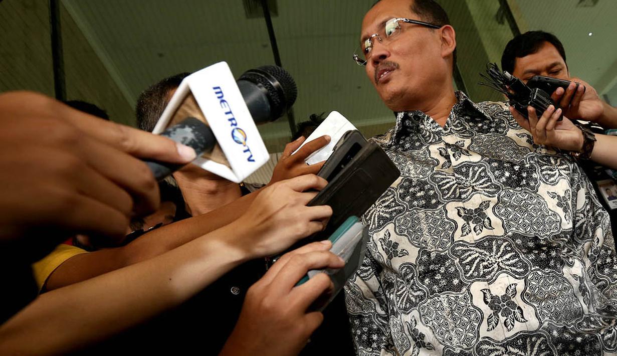 Usai diperiksa KPK, Janedri Mahili Gaffar disambut kerumunan awak media yang sudah menunggunya, Jakarta, (22/10/14). (Liputan6.com/Miftahul Hayat)