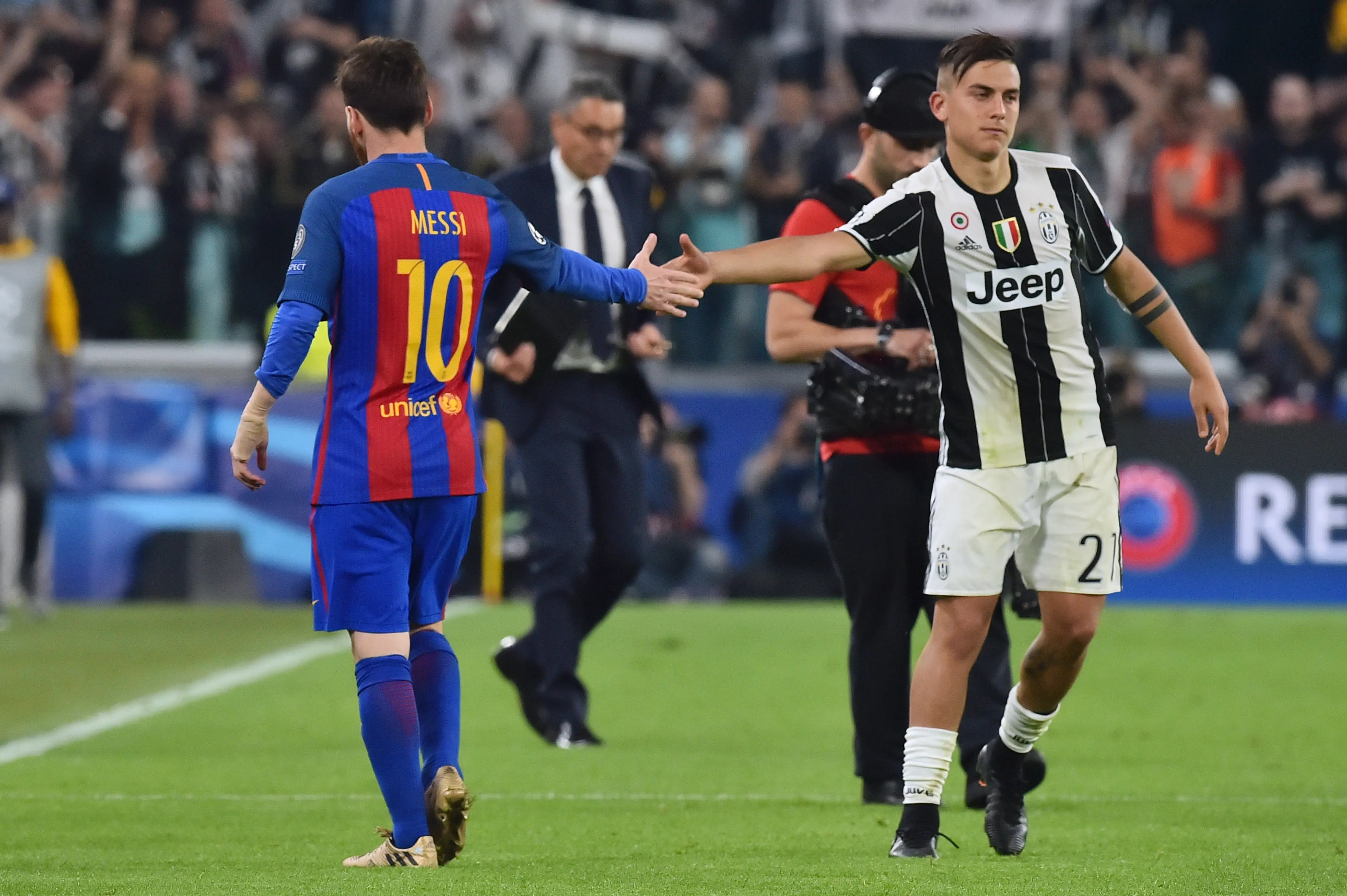 Penyerang Juventus, Paulo Dybala (kanan) berjabat tangan dengan striker Barcelona, Lionel Messi, usai laga kedua tim di Juventus Stadium, Rabu (12/4/2017) dini hari WIB. Dybala enggan disamakan dengan Lionel Messi. (AFP/Giuseppe Cacace)