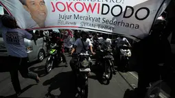 Puluhan simpatisan Jokowi tampak melakukan konvoi motor di kawasan Pasar Kota, Gresik, Jawa Timur, Minggu (29/6/14). (Liputan6.com/Herman Zakharia)