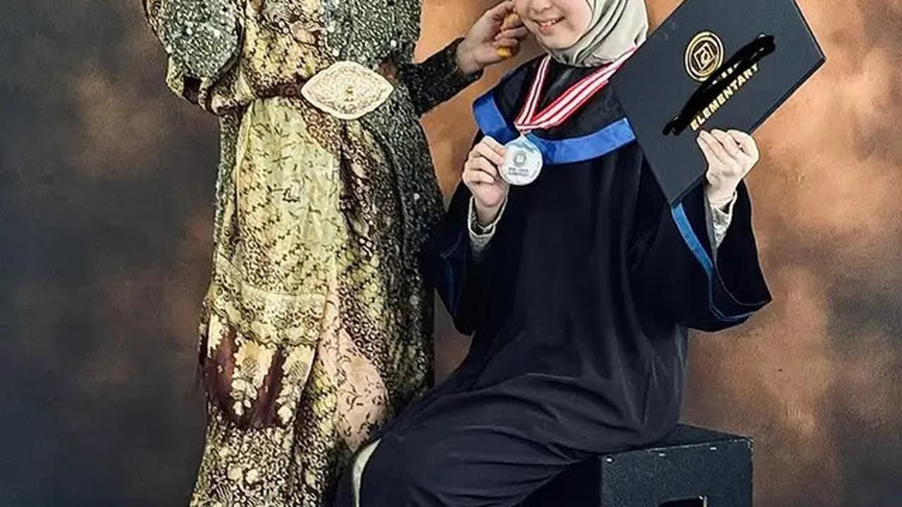 6 Potret Marshanda Dampingi Sienna Wisuda Kelulusan SD, Outfitnya Memukau