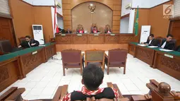 Gatot Brajamusti duduk menunggu sidang perdana kasus tindakan asusila di Pengadilan Negeri Jakarta Selatan, Kamis (12/10). Sidang perdana tersebut beragendakan pembacaan dakwaan oleh jaksa. (Liputan6.com/Immanuel Antonius)