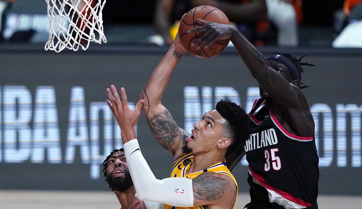 Pebasket Los Angeles Lakers, Danny Green, berusaha mencetak poin saat melawan Portland Trailblazers pada babak pertama playoff NBA 2020 di AdventHealth Arena, Rabu (19/8/2020). LA Laker takluk 93-100 atas Portland Trailblazers. (AFP/Ashley Landis-Pool/Getty Images)