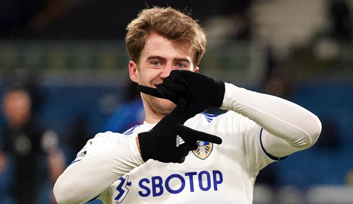 Patrick Bamford. Striker berusia 27 tahun ini merupakan andalan Leeds United untuk mengoyak gawang lawan. Musim lalu ia mampu mencetak 17 gol di Premier League dan tampil dalam seluruh 38 laga. (Foto: AFP/Pool/Jon Super)