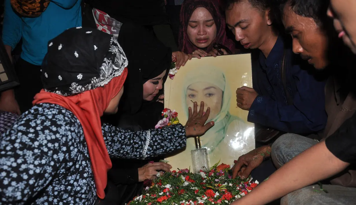 Kelurga seolah masih tidak rela dengan kepergian Mpok Nori (Foto: Muhammad Akrom Sukarya)