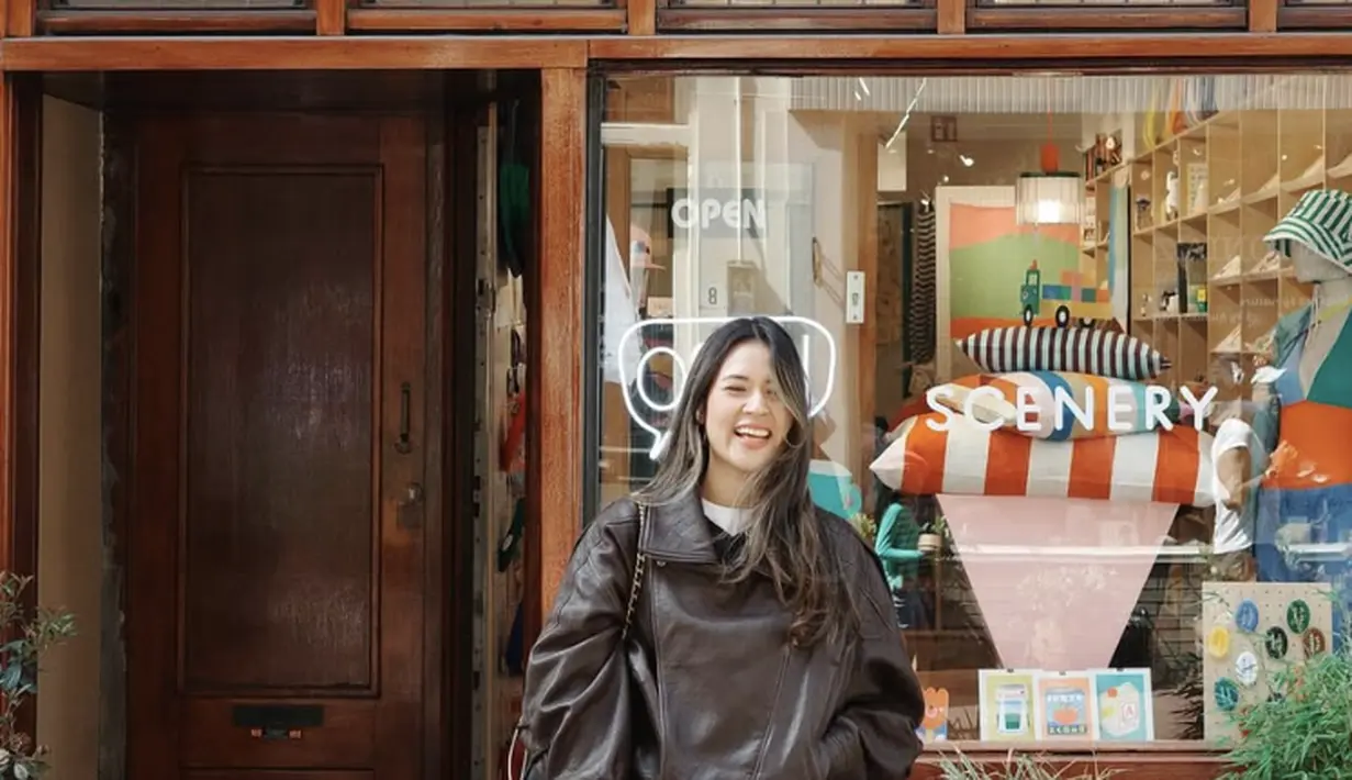 Raisa juga memadukan jaket kulit dengan denim. Jaket kulit nuansa cokelat berpadu denim biru menambah kesan light dan gaya. [Instagram/ Raisa]