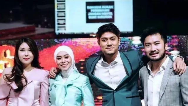 Jarang Tersorot, Ini 6 Potret Mesra Rudy Salim dan Istri