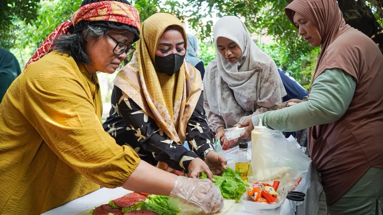 Yayasan Indonesia Setara (YIS) bekerja sama dengan OK OCE Forever menggelar pelatihan kewirausahaan bertajuk 'Workshop Menu Sarapan Viral: Laris Manis, Cuan Lancar' di Jatimakmur, Pondok Gede, Kota Bekasi, Kamis (16/10/2025) (Istimewa)
