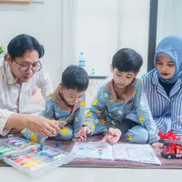 Mengajari anak./Copyright Fimela - Guntur Merdekawan