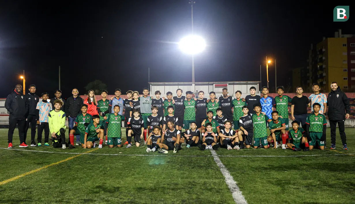 Para pemain pelatih serta seluruh staff dari Korea-Korea Selecao dan Vitoria Clube de Lisboa berfoto bersama usai laga ujicoba yang berlangsung pada Selasa (26/11/2024).