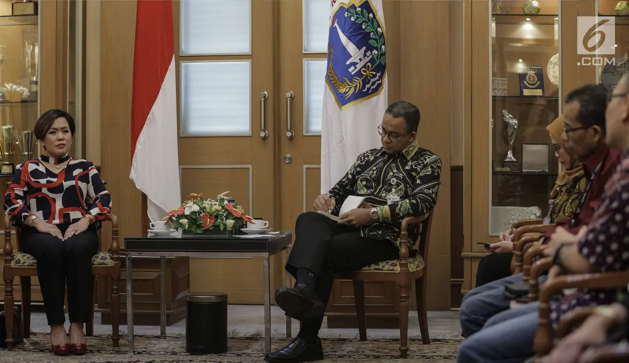 Gubernur DKI Jakarta Anies Baswedan saat menerima kunjungan jajaran manajemen Emtek Group di Balaikota, Jakarta, Kamis (29/3). Pertemuan itu bentuk silaturahmi Emtek Group dengan Gubernur DKI Jakarta. (Liputan6.com/Faizal Fanani)