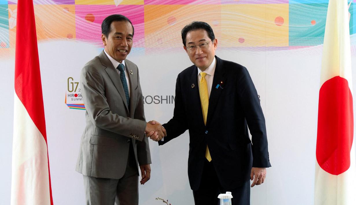 Presiden Indonesia Joko Widodo atau Jokowi (kiri) berjabat tangan dengan Perdana Menteri Jepang Fumio Kishida dalam pertemuan bilateral mereka di sela-sela KTT G7 di Hiroshima, Jepang, Sabtu (20/5/2023). Jokowi menyampaikan apresiasi atas undangan dari pemerintah Jepang untuk Indonesia menghadiri KTT G7 di Hiroshima. (JAPAN POOL/JIJI PRESS)