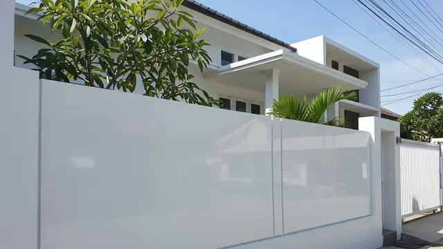Pagar Beton dengan Lapisan Keramik Licin