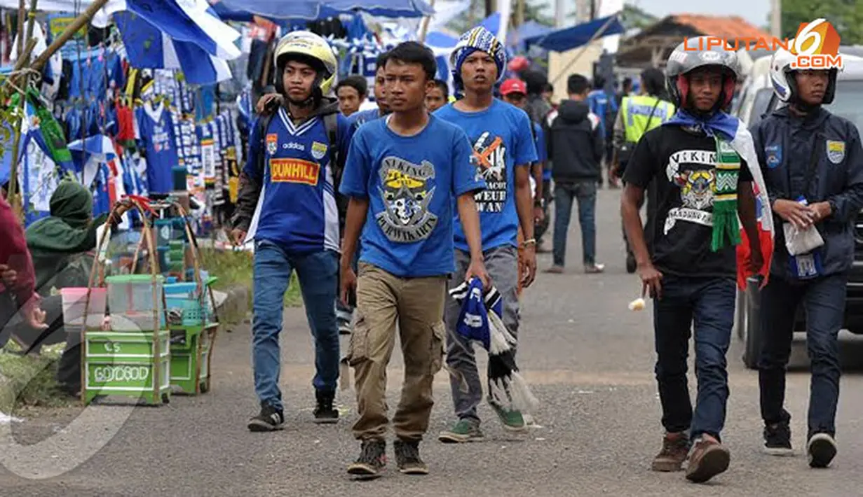 Terlihat para Viking sangat antusias untuk menonton laga Persib vs DC United. Diantara mereka ada yang tetap memakai helm meskipun tanpa mengendarai motor.(Liputan6.com/Helmi Fithriansyah)