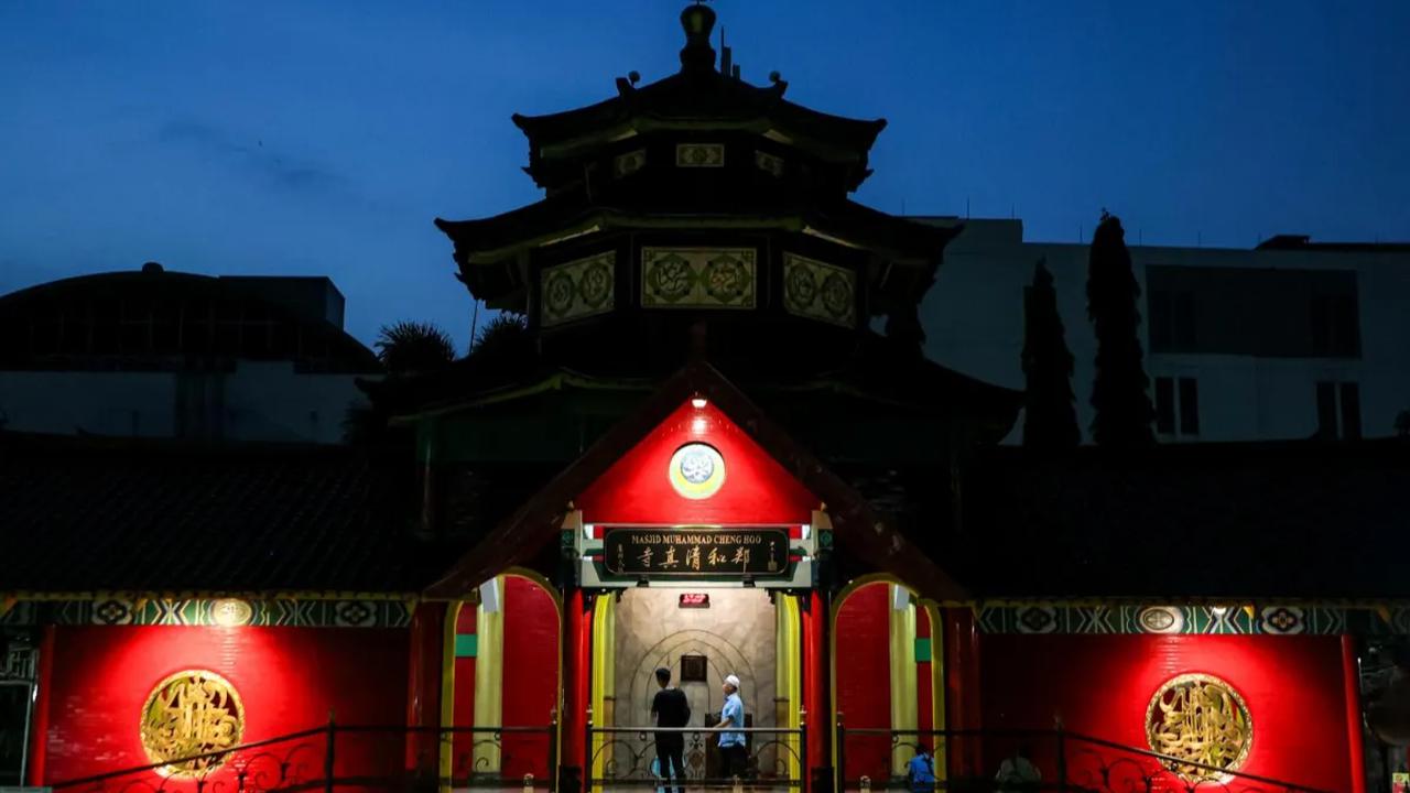 Di salah satu sudut Kota Surabaya ada masjid unik bernuansa Tionghoa. Tempat ibadah umat muslim tersebut bernama Masjid Cheng Ho. <br><br>Lokasi masjid tersebut berada di Jalan Gading, Ketabang, Kec. Genteng, Surabaya.