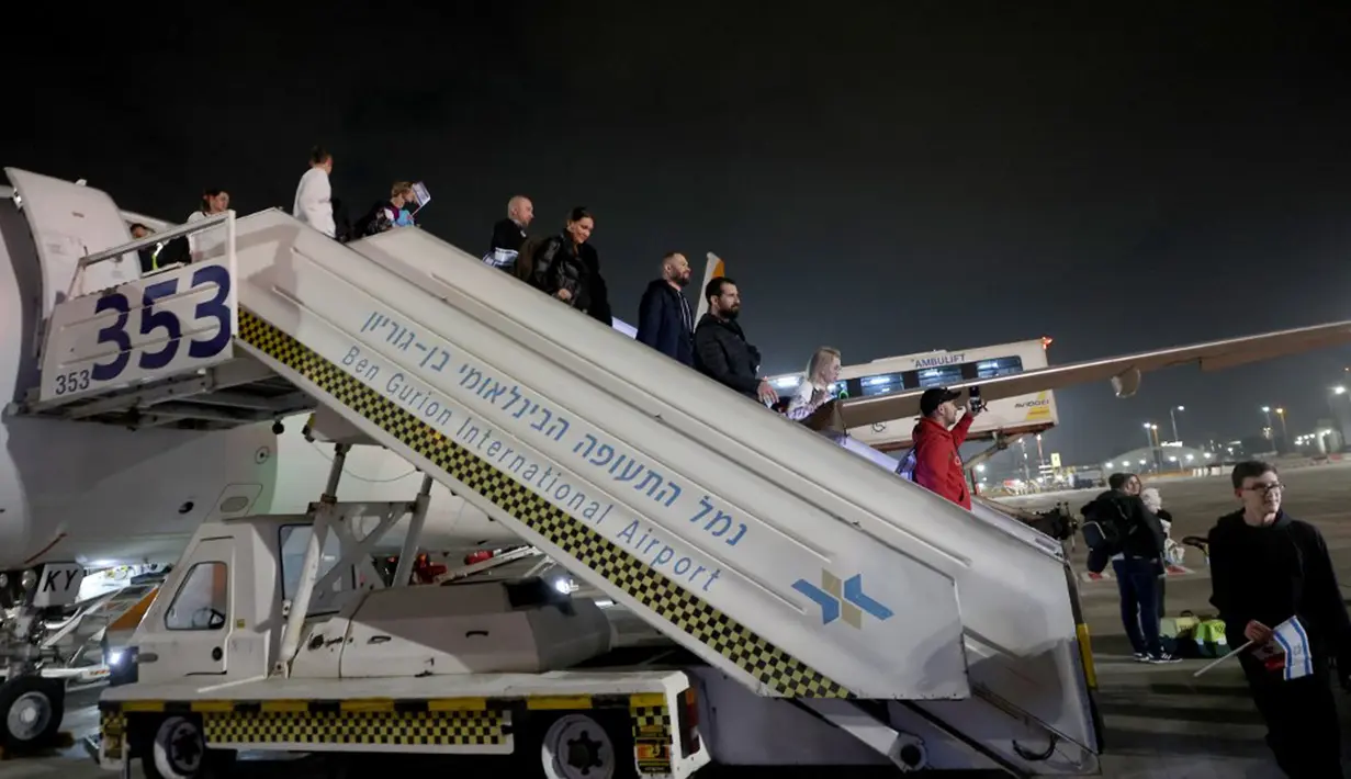 Pengungsi Yahudi Ukraina dan imigran baru yang melarikan diri dari perang di negara mereka turun dari pesawat setibanya di Bandara Ben Gurion, Tel Aviv, Israel, 22 Desember 2022. Sebanyak 100 orang Yahudi Ukraina tiba di Israel, termasuk beberapa penumpang yang terbaring di tempat tidur dan dalam kondisi sakit. (GIL COHEN-MAGEN/AFP)