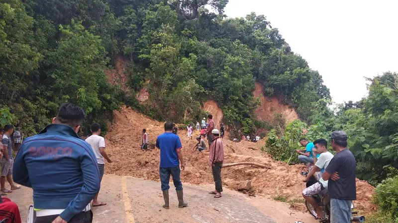 Bencana tanah longsor terjadi di Gunung Banggele, dan menutup jalan trans Sulawesi di Desa Tanjung Buaya, Bolangitang Barat, Kabupaten Bolaang Mongondow Utara (Bolmut). (Foto: Liputan6.com/Arfandi Ibrahim)