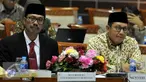 Menteri Agama Lukman Hakim Saifuddin (kanan) didampingi Dubes RI untuk Kerajaan Arab Saudi, Agus Maftuh saat menghadiri Rapat Kerja dengan Komisi VIII DPR RI di Kompleks Parlemen, Senayan, Jakarta, Kamis (21/4). (Liputan6.com/Johan Tallo) 