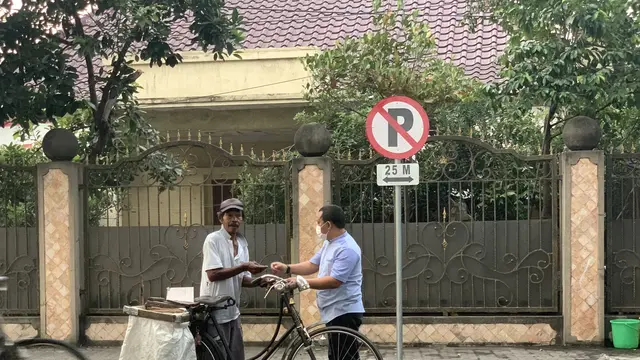 Aksi Kebaikan, Borong Makanan Pedagang Kecil dan Dibagikan Secara Gratis