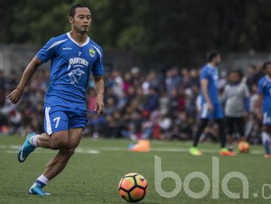 Kapten Persib Bandung, Atep, mengontrol bola saat latihan di Lapangan Lodaya Bandung, Jawa Barat, Rabu (29/3/2017). Latihan Maung Bandung dihadiri ribuan Bobotoh yang penasaran ingin melihat Michael Essien. (Bola.com/Vitalis Yogi Trisna)