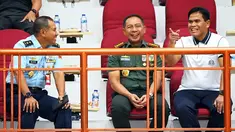 Panglima TNI Jenderal TNI Agus Subiyanto menyaksikan langsung laga final pertandingan Bola Voli Putri Kartini Cup XX tahun 2024 di GOR Ahmad Yani Mabes TNI Cilangkap, Jakarta Timur, Kamis (30/5/2024). (Dok. Puspen Mabes TNI)
