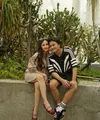 Mahalini tampil chic mengenakan blazer oversized berwarna krem yang dipadukan dengan top hitam sebagai inner.  [@mahalini/@rizkyfbian].