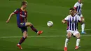 Gelandang Barcelona, Frenkie de Jong Barcelona (kiri) ditantang oleh bek Real Valladolid, Valladolid Javi Sanchez pada pekan ke-29 Liga Spanyol di Camp Nou, Selasa (6/4/2021) dini hari WIB. Barcelona susah payah menang tipis 1-0 berkat gol Ousmane Dembele. (AP Photo/Joan Monfort)