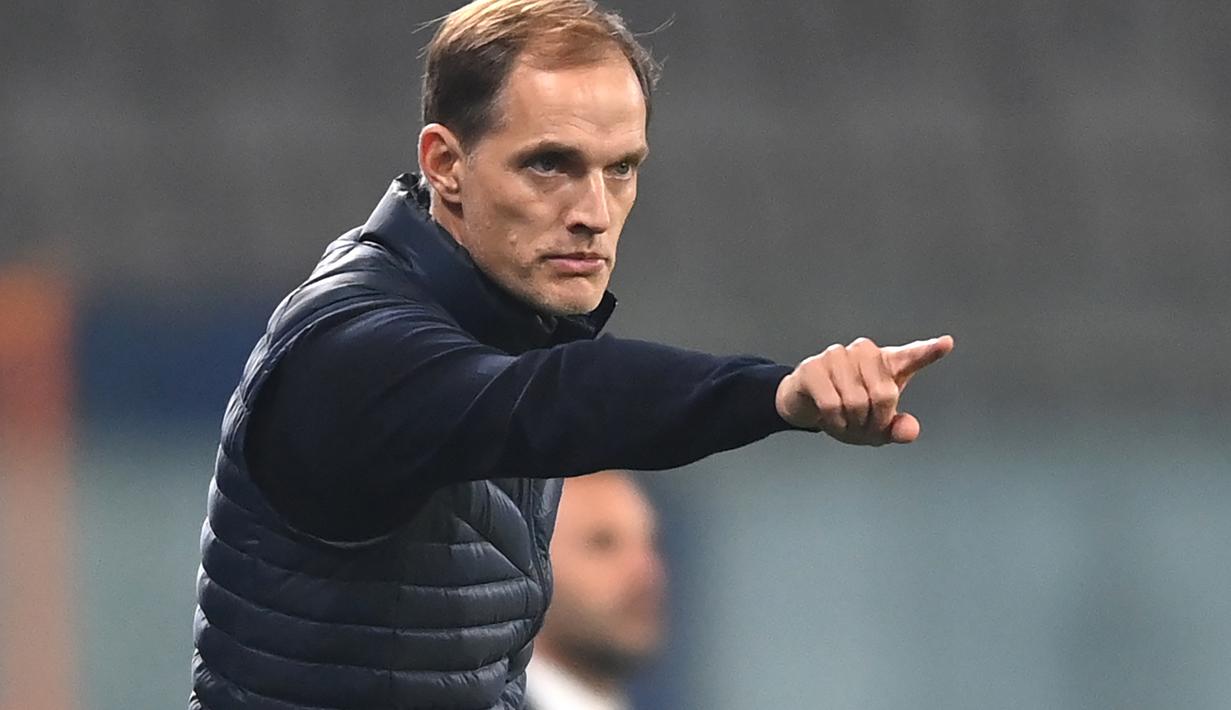 Pelatih PSG, Thomas Tuchel menginstruksikan pemainnya saat bertanding melawan Istanbul Basaksehir FK pada a Grup H Liga Champions di stadion Basaksehir Fatih Terim di Istanbul pada 28 Oktober 2020. Tuchel akan bereuni dengan eks anak didiknya, yakni Christian Pulisic dan Thiago Silva. (AFP/Ozan Kose