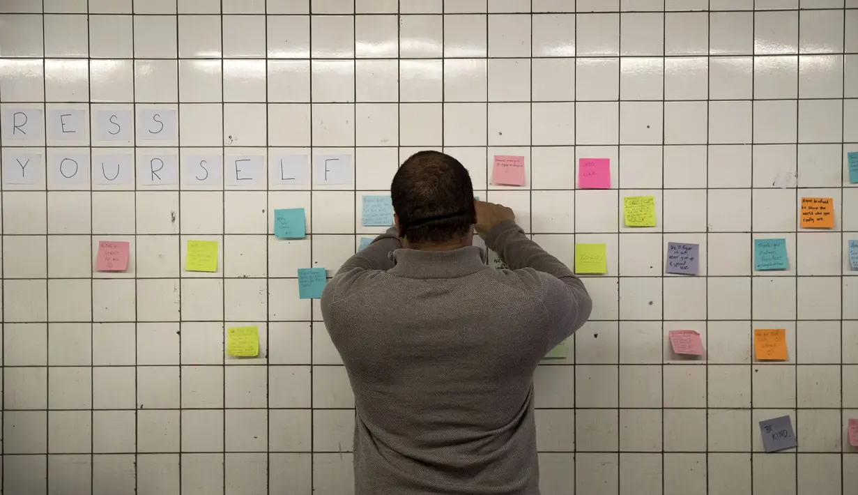 Warga menempel pesan post-it sebagai bagian dari 'subway therapy' di dinding stasiun Union Square, New York, Kamis (10/11). Subway therapy digunakan kaum komuter yang kesal dan kecewa dengan terpilihnya Donald Trump sebagai Presiden AS. (DREW ANGERER/AFP)