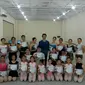 Li Cunxin (tengah baju biru) bersama dengan peserta master class balet di Jakarta (Rizki Akbar Hasan/Liputan6.com)