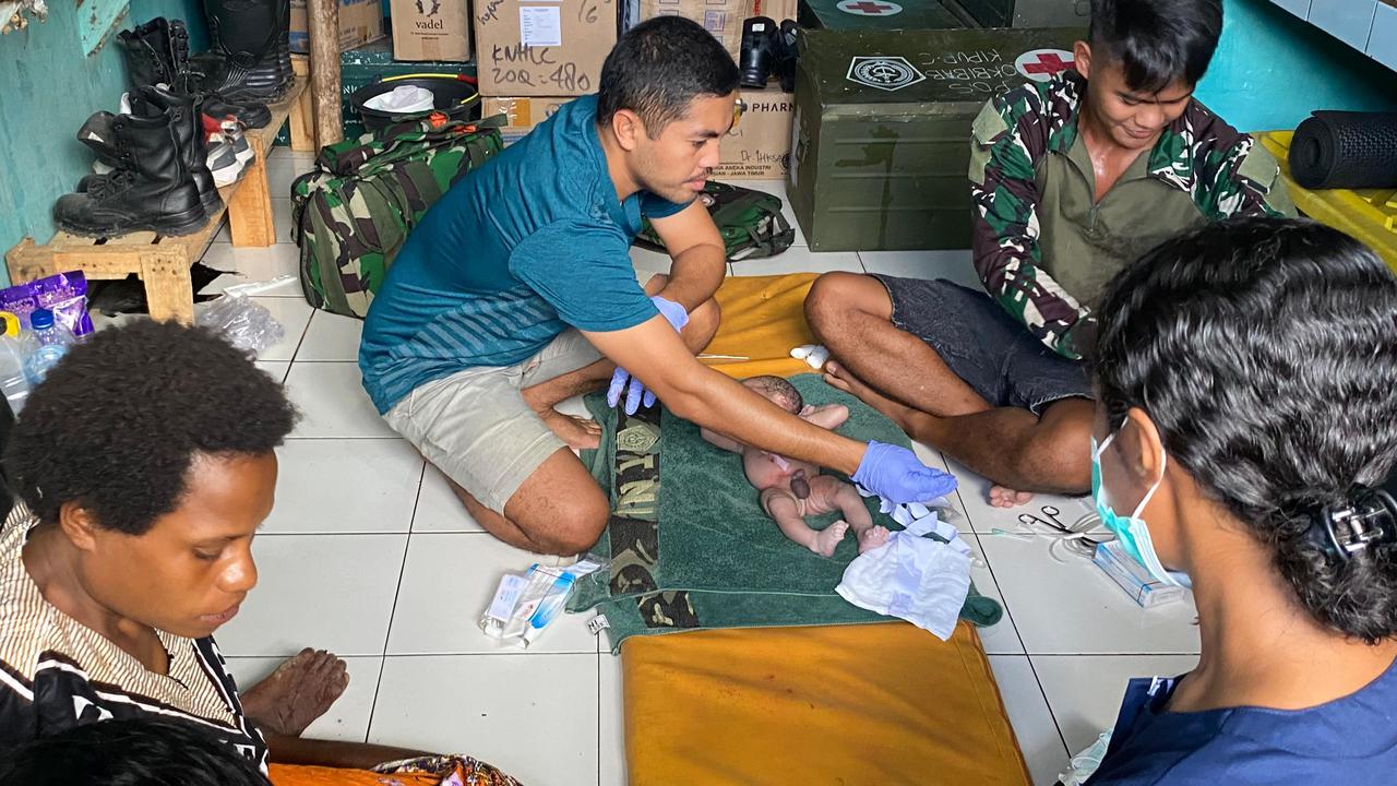 Dokter TNI Bantu Persalinan Warga di Hutan Belantara Papua