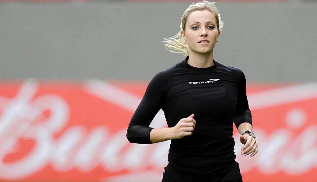 Wanita cantik bernama Fernanda Colombo Uliana ini merupakan asisten wasit Brasil. (Istimewa)