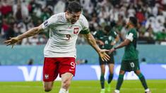 Bomber Polandia, Robert Lewandowski, akhirnya menorehkan gol pertamanya di ajang Piala Dunia. (AP/Manu Fernandez)