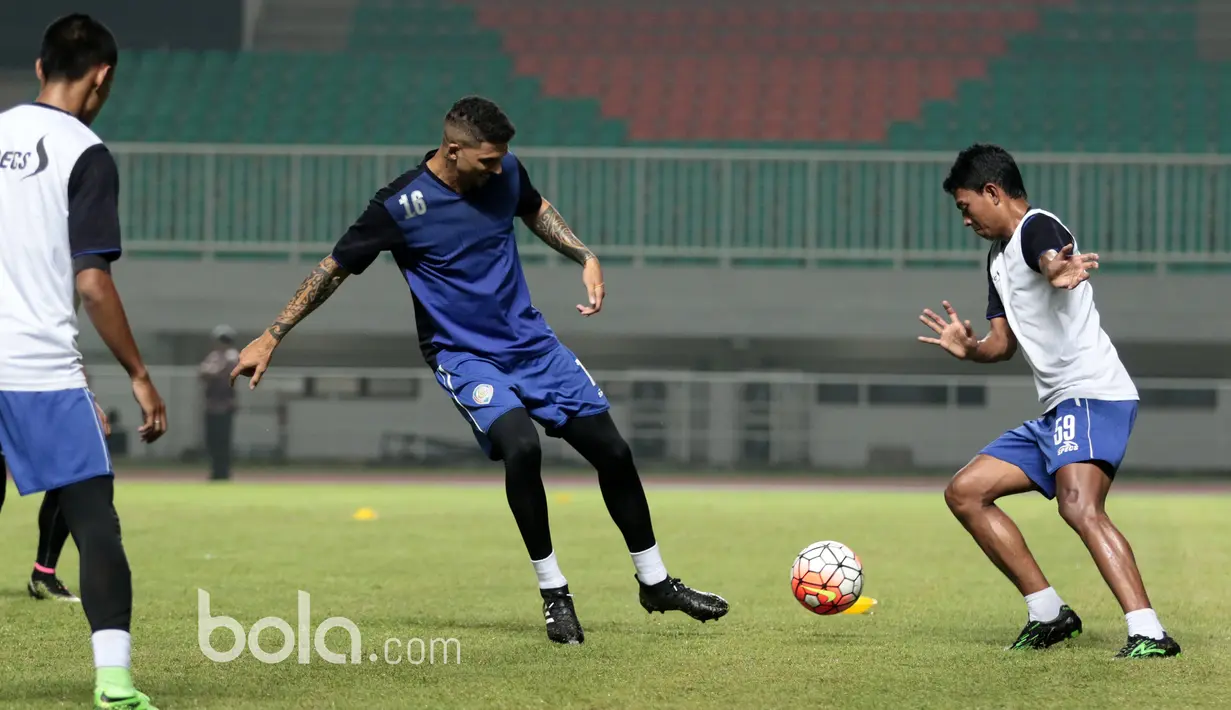 Pemain Arema FC, Arthur Rocha (tengah) berusaha mengontrol bola pada sesi latihan Singo Edan di Stadion Pakansari, Bogor, Jumat (10/3/2017). Arema FC akan melawan Pusamania Borneo FC pada laga Final Piala Presiden 2017. (Bola.com/Nicklas Hanoatubun)