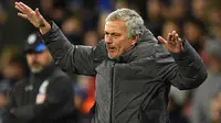 Gaya pelatih Manchester United, Jose Mourinho memberikan arahan kepada timnya saat melawan Huddersfield pada putaran kelima Piala FA di John Smith stadium, Huddersfield, (17/2/2018). Manchester United menang 2-0. (AFP/Oli Scarff)