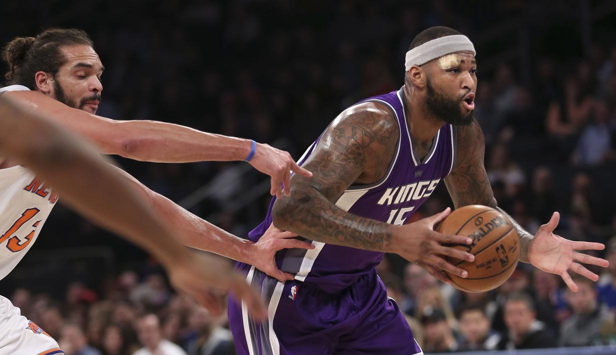 Pemain Sacramento Kings, DeMarcus Cousins (kanan) melewati hadangan pemain Knicks pada laga NBA di Madison Square Garden, (5/12/2016). Knicks menang 106-98. (AP/Seth Wenig)
