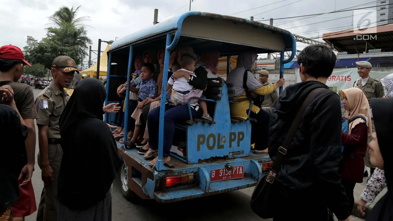 Menumpang Mobil Satpol PP di Tanah Abang