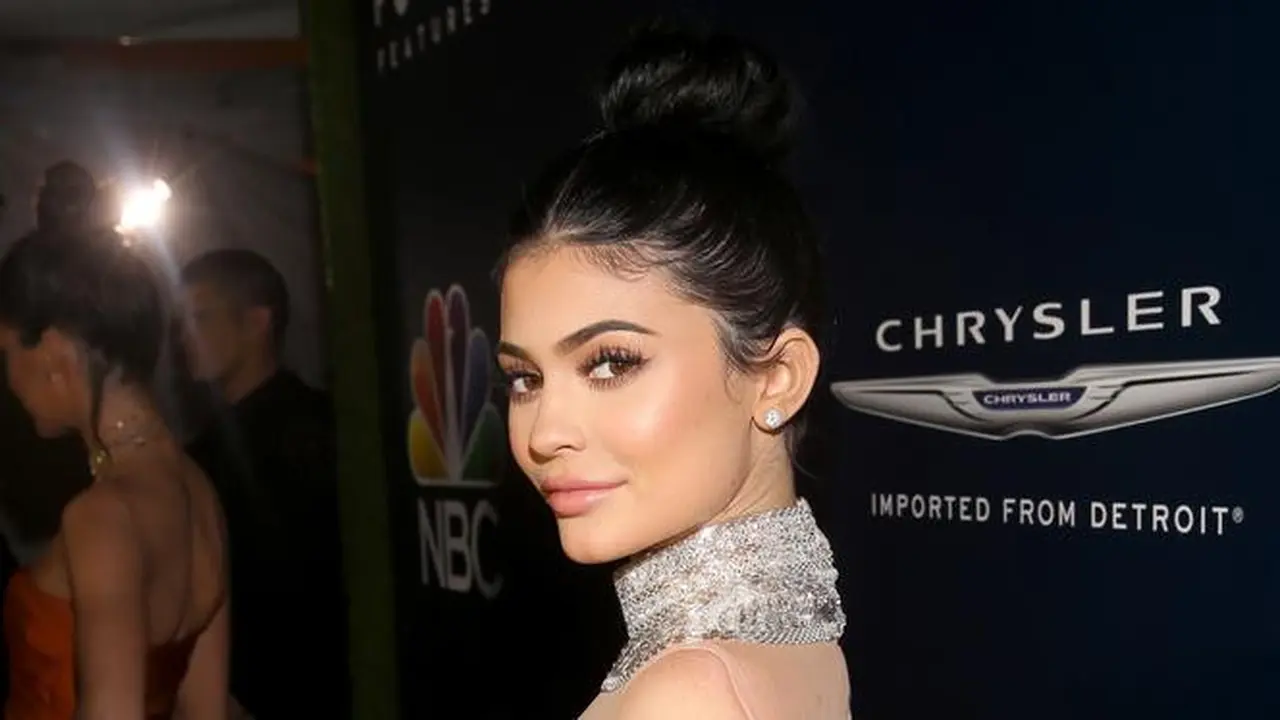 5 Gaya Fashion Nyeleneh ala Kylie Jenner, Berani Coba? 