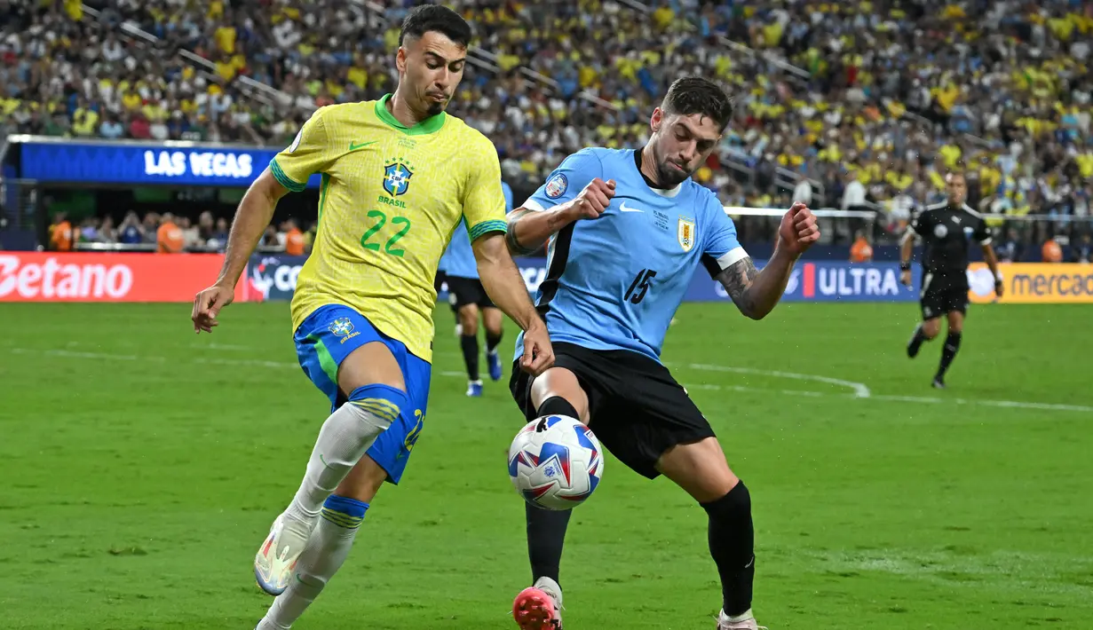 Sejak menit-menit awal pertandingan, Uruguay dan Brasil bermain terbuka. (Robyn Beck/AFP)